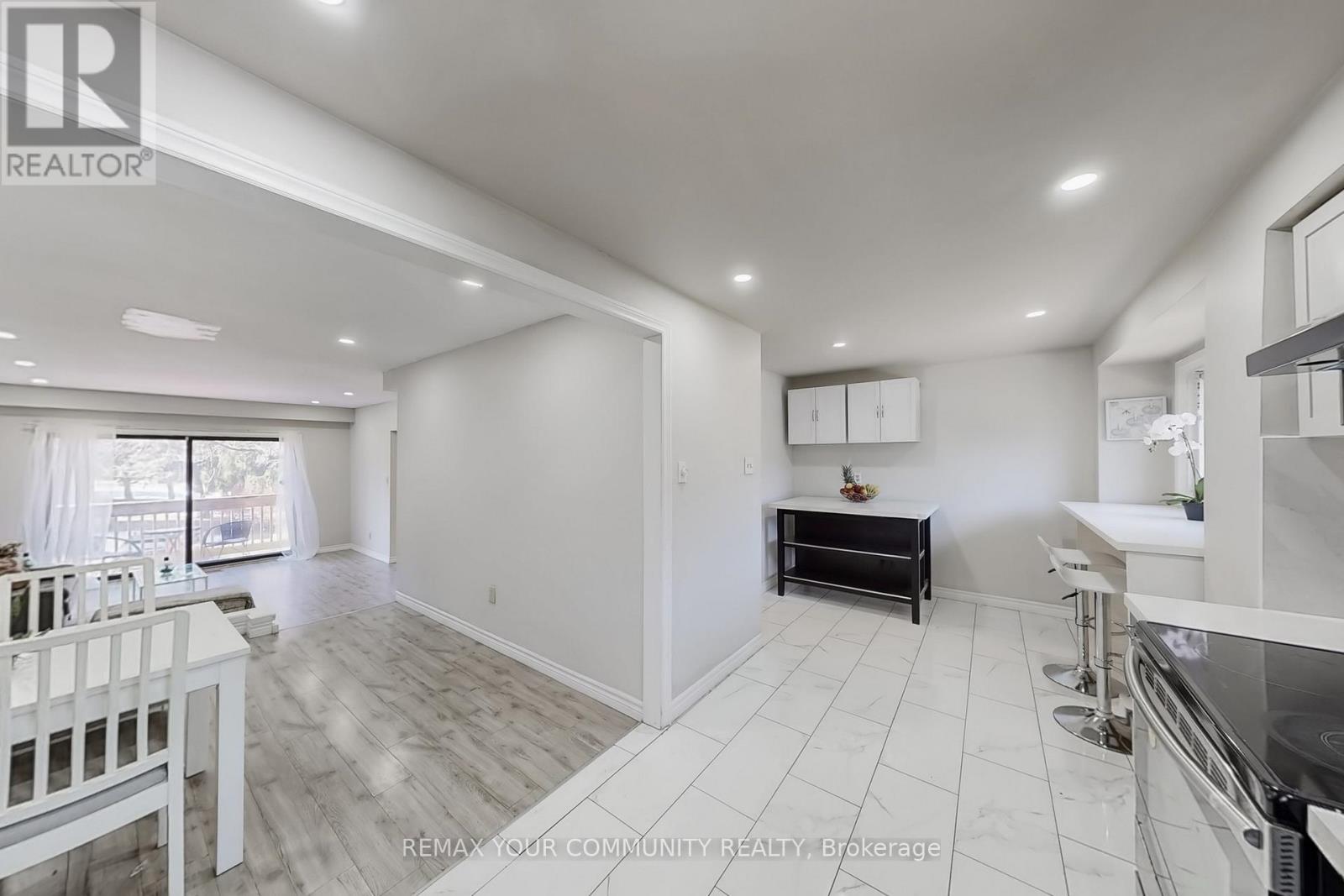 #16 72 ASHGLEN WAY - 23