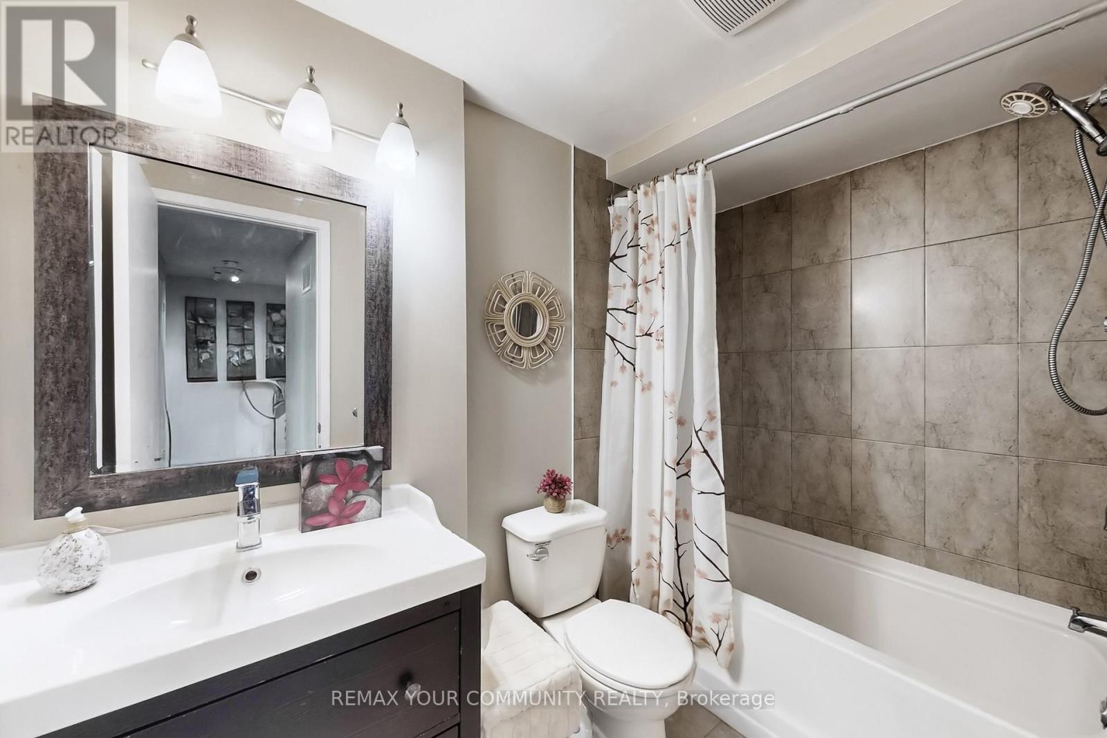 #16 72 ASHGLEN WAY - 35