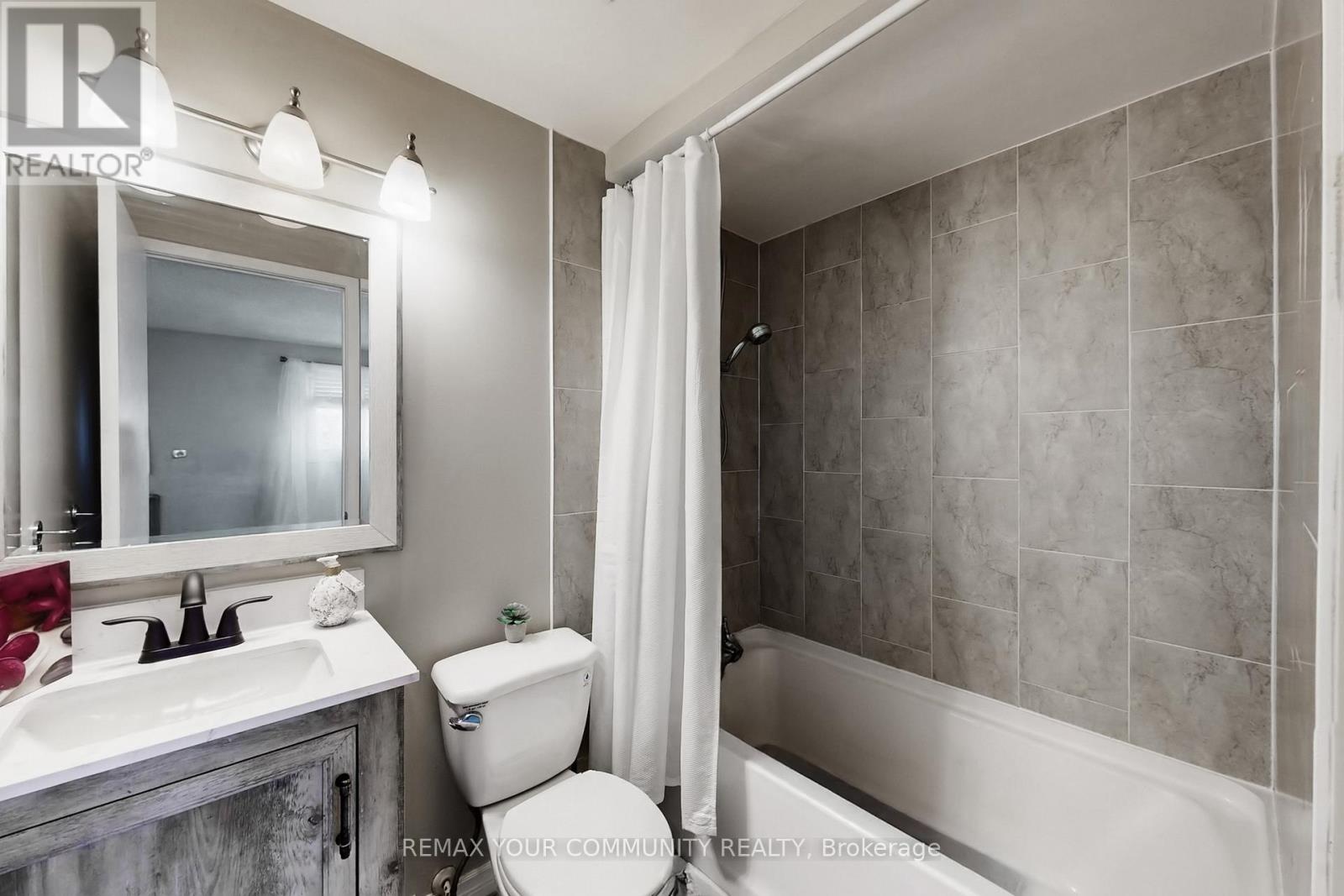 #16 72 ASHGLEN WAY - 32