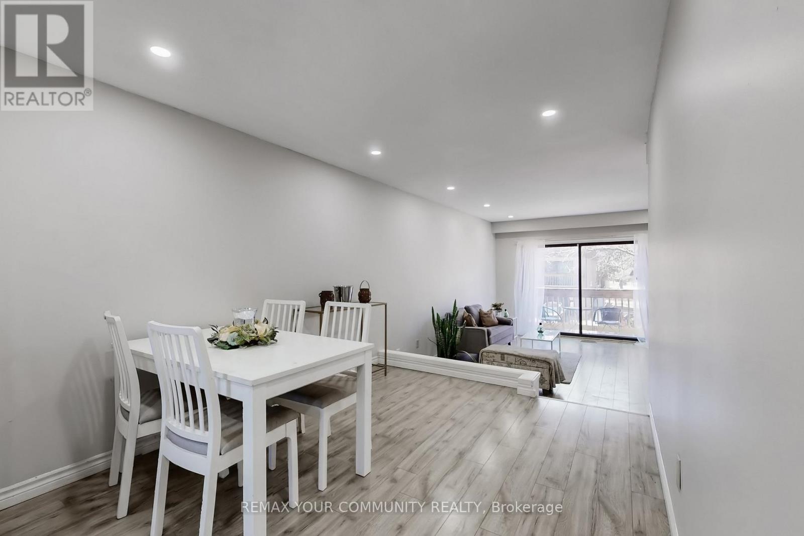 #16 72 ASHGLEN WAY - 16