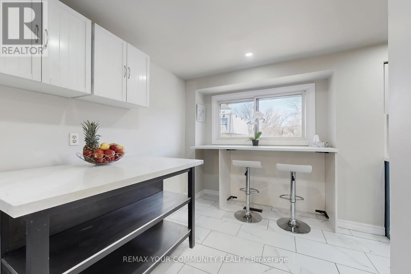 #16 72 ASHGLEN WAY - 24