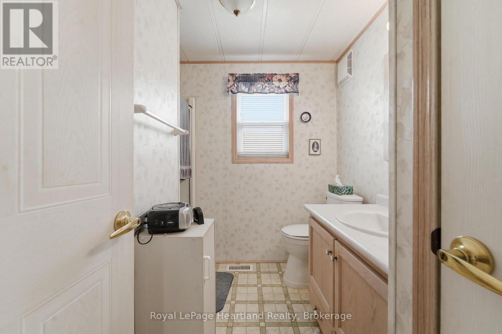 40 ALGONQUIN LANE - 24