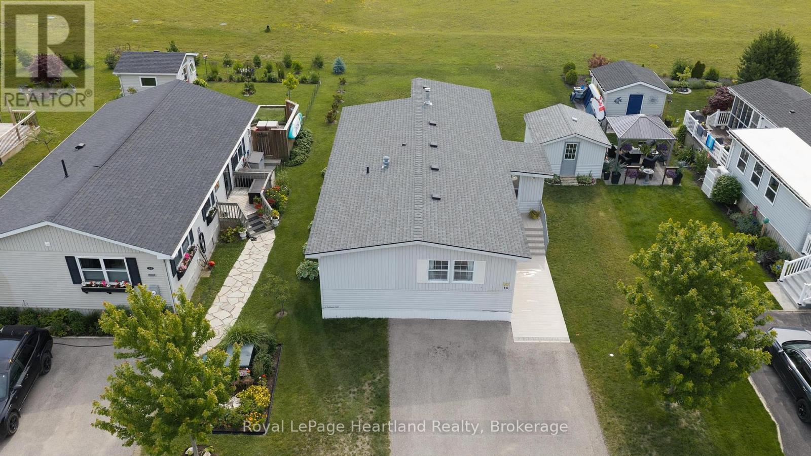 40 ALGONQUIN LANE - 30