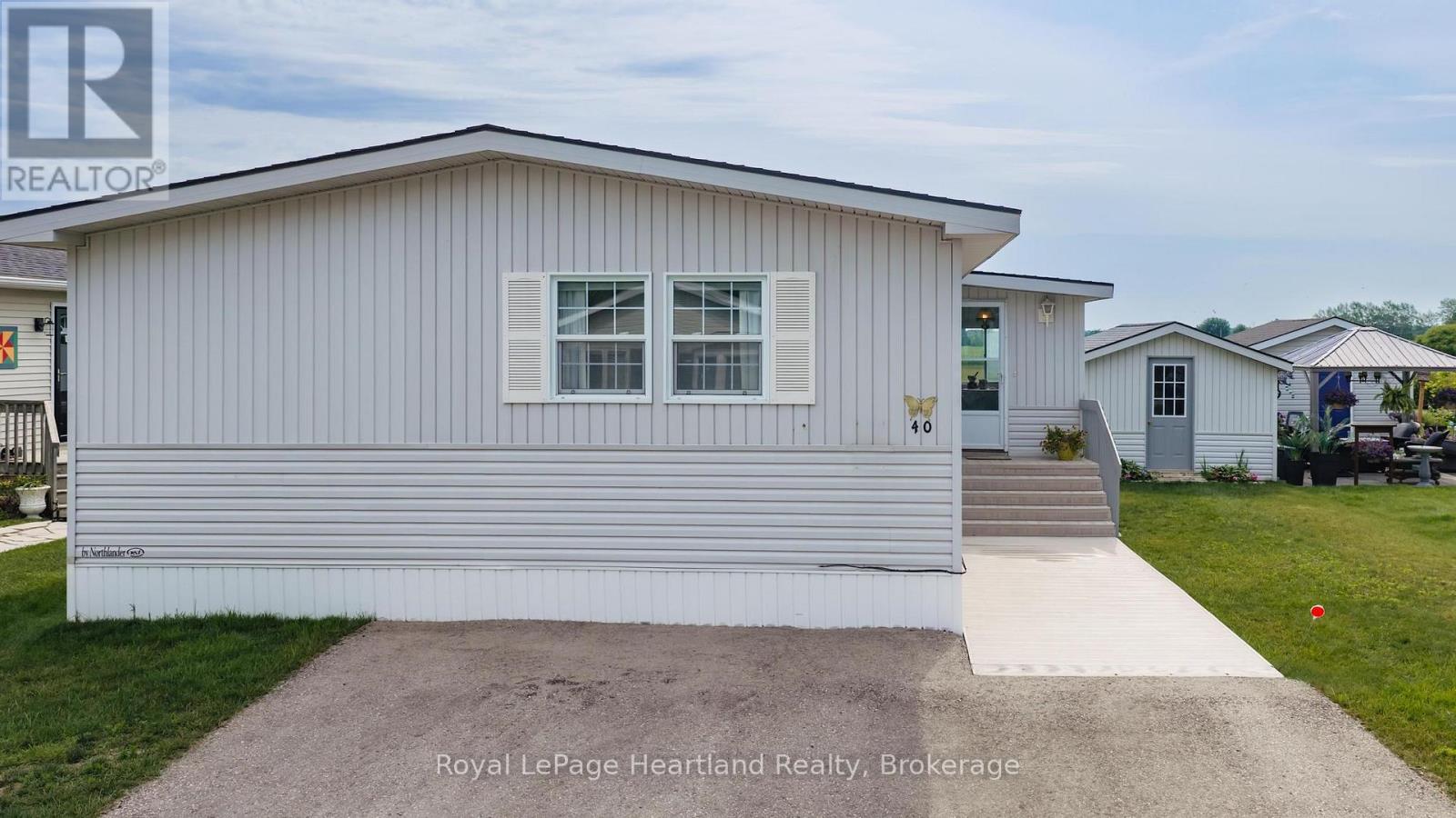40 ALGONQUIN LANE - 32
