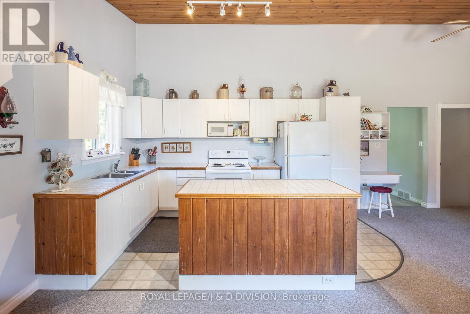 478 JOHNSON STREET - 12