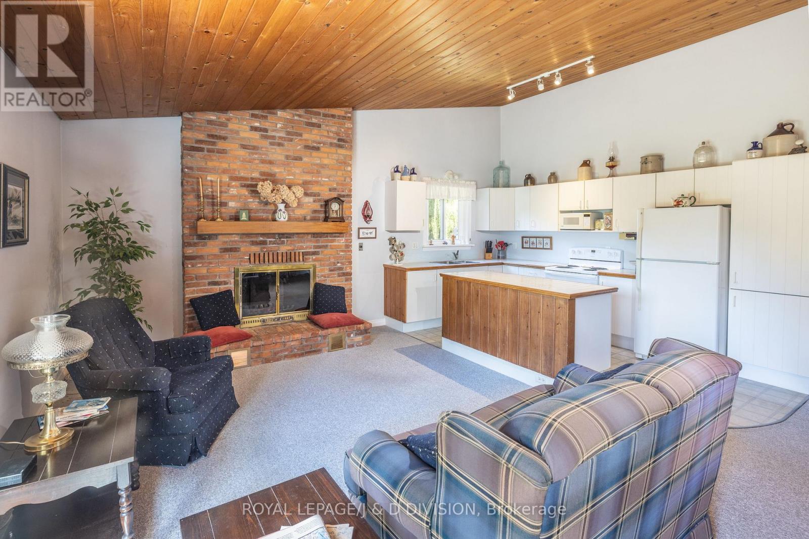 478 JOHNSON STREET - 16