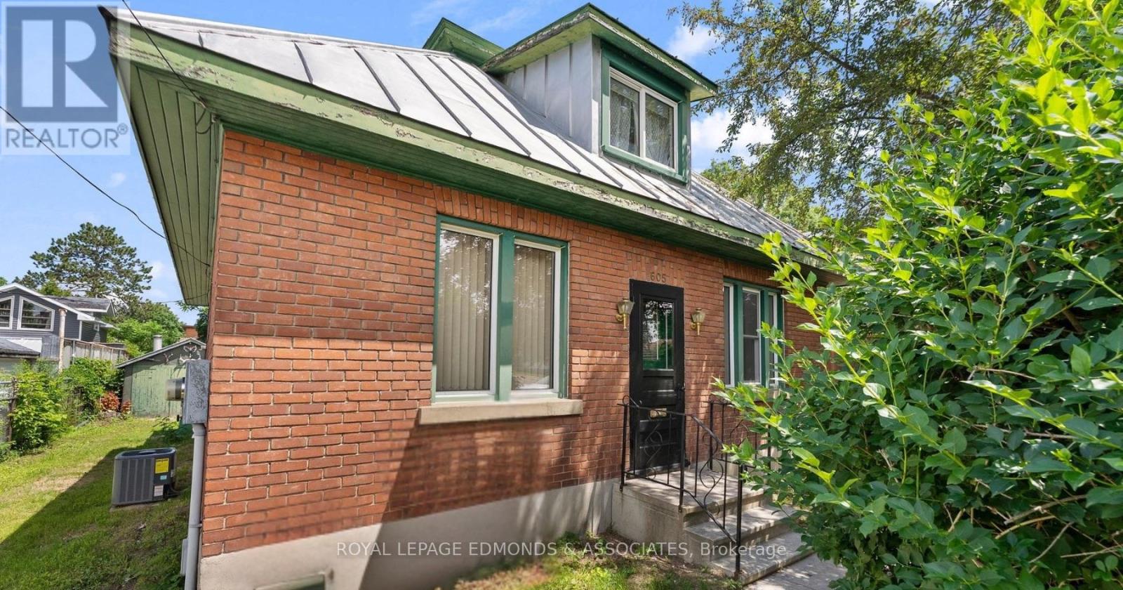 4 Bed, 1 Bath House for Sale in Pembroke – 605 PERTH STREET, Pembroke – MLS# X13515330 - Image 1