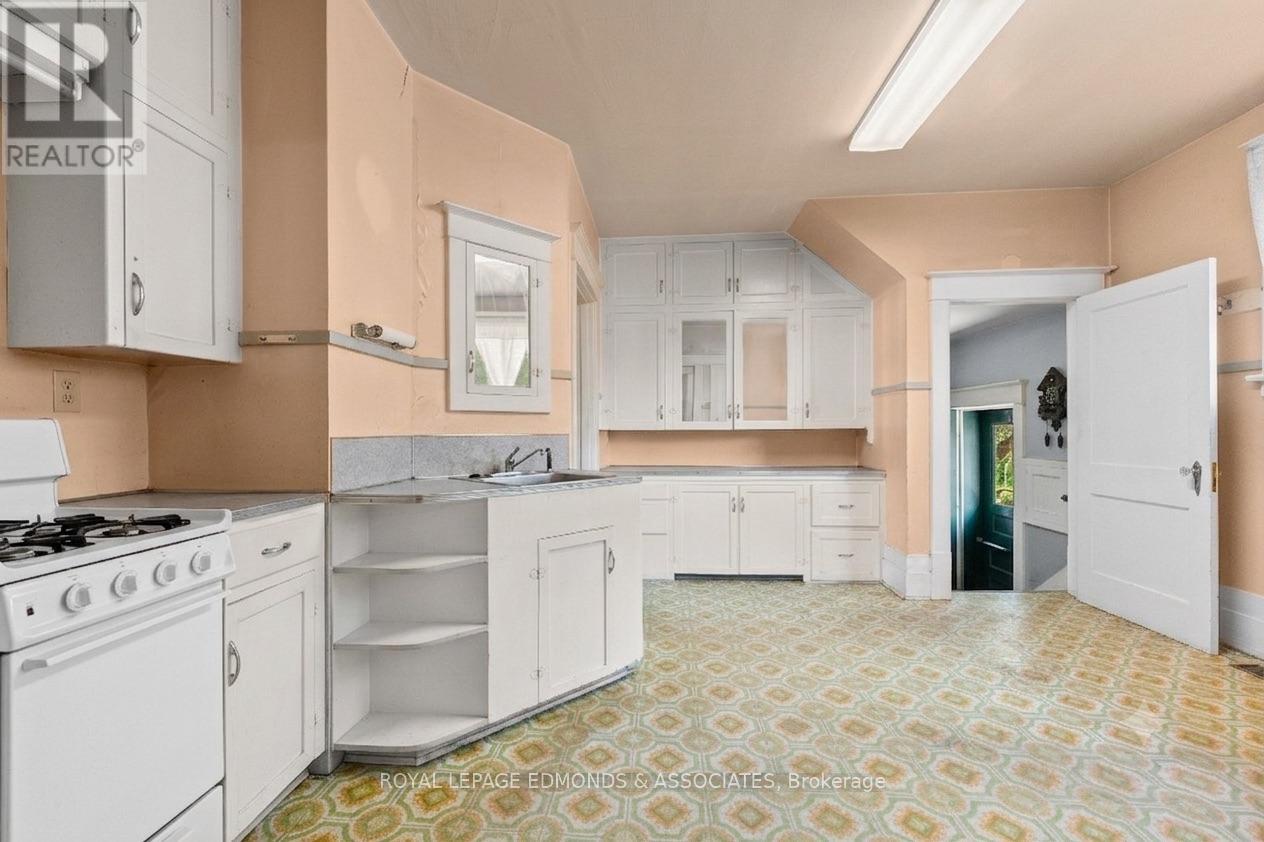 4 Bed, 1 Bath House for Sale in Pembroke – 605 PERTH STREET, Pembroke – MLS# X13515330 - Image 7