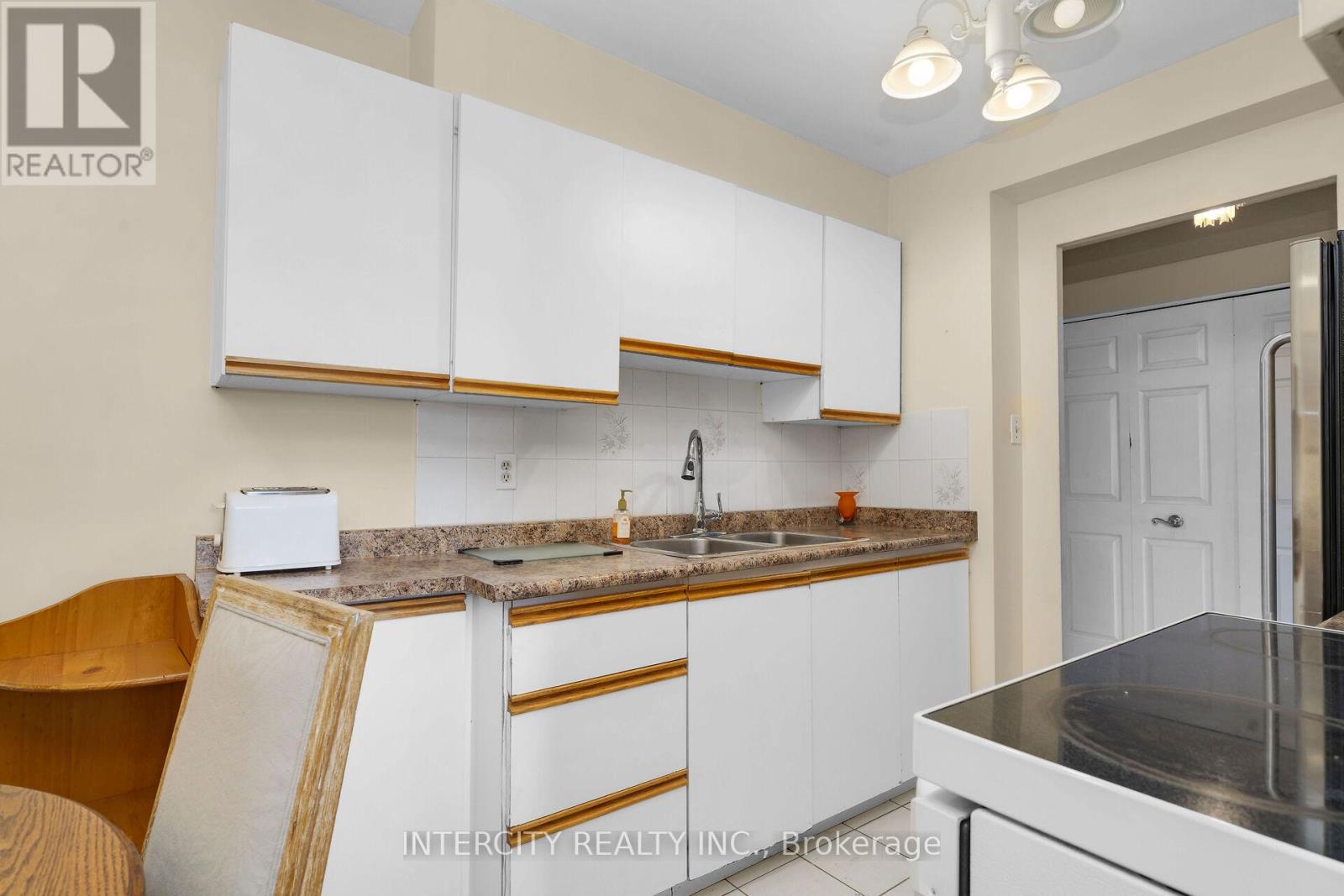 #302 2825 ISLINGTON AVENUE - 13