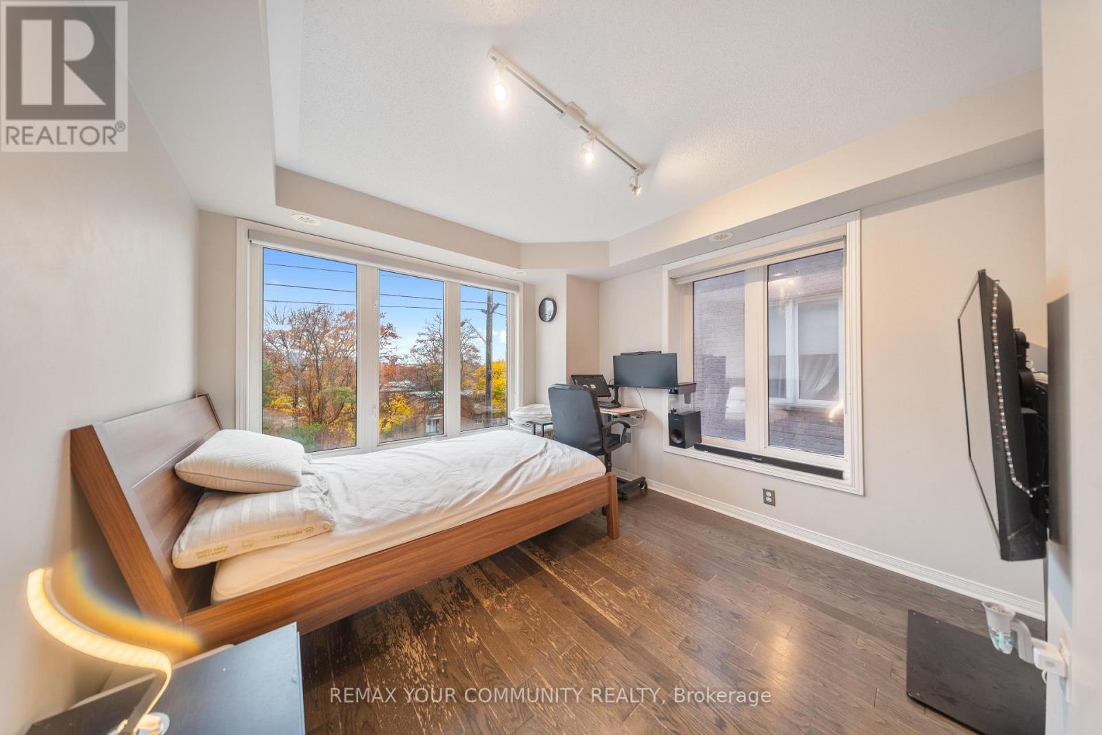 #48 651F WARDEN AVENUE - 34