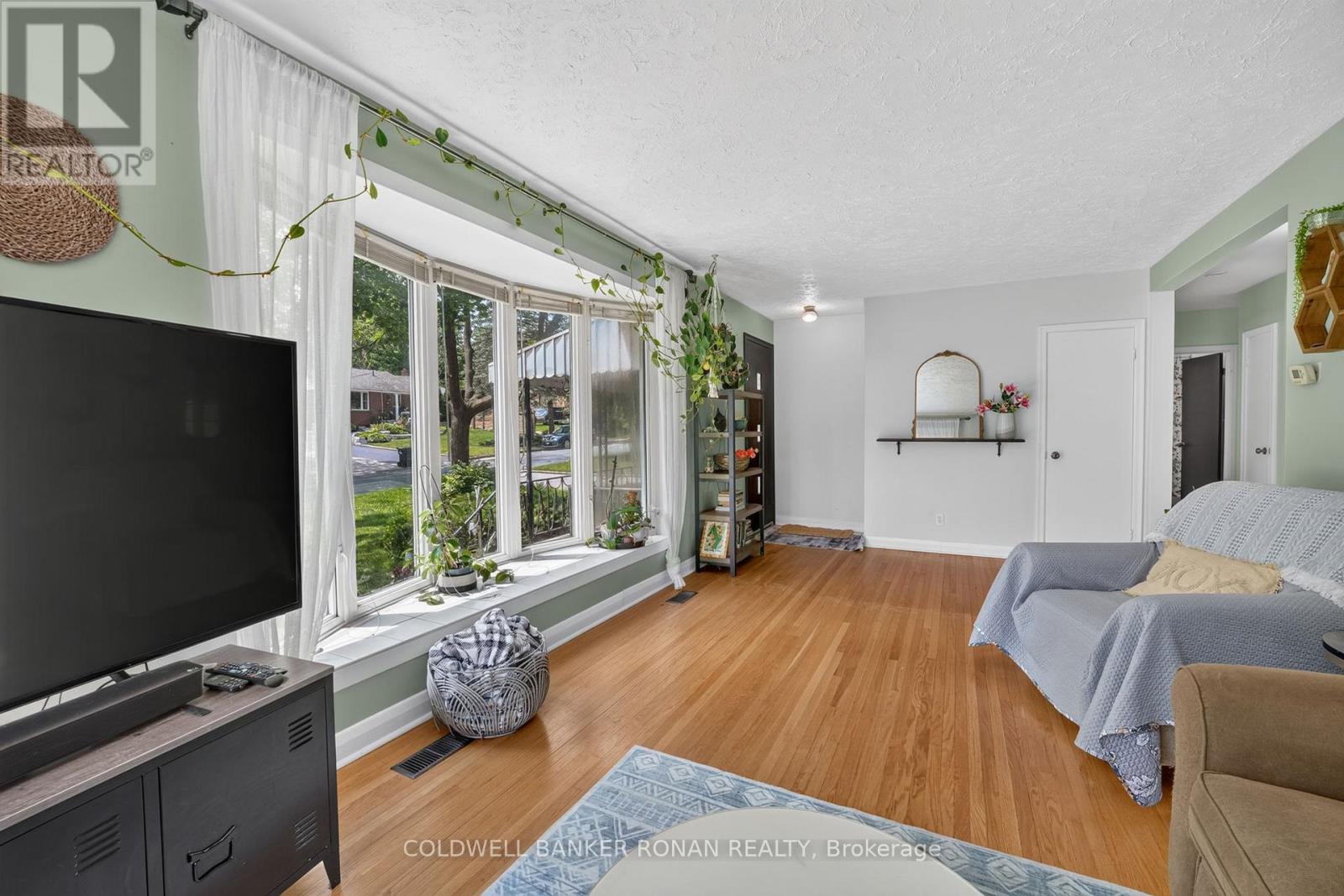 9 VINE STREET - 12