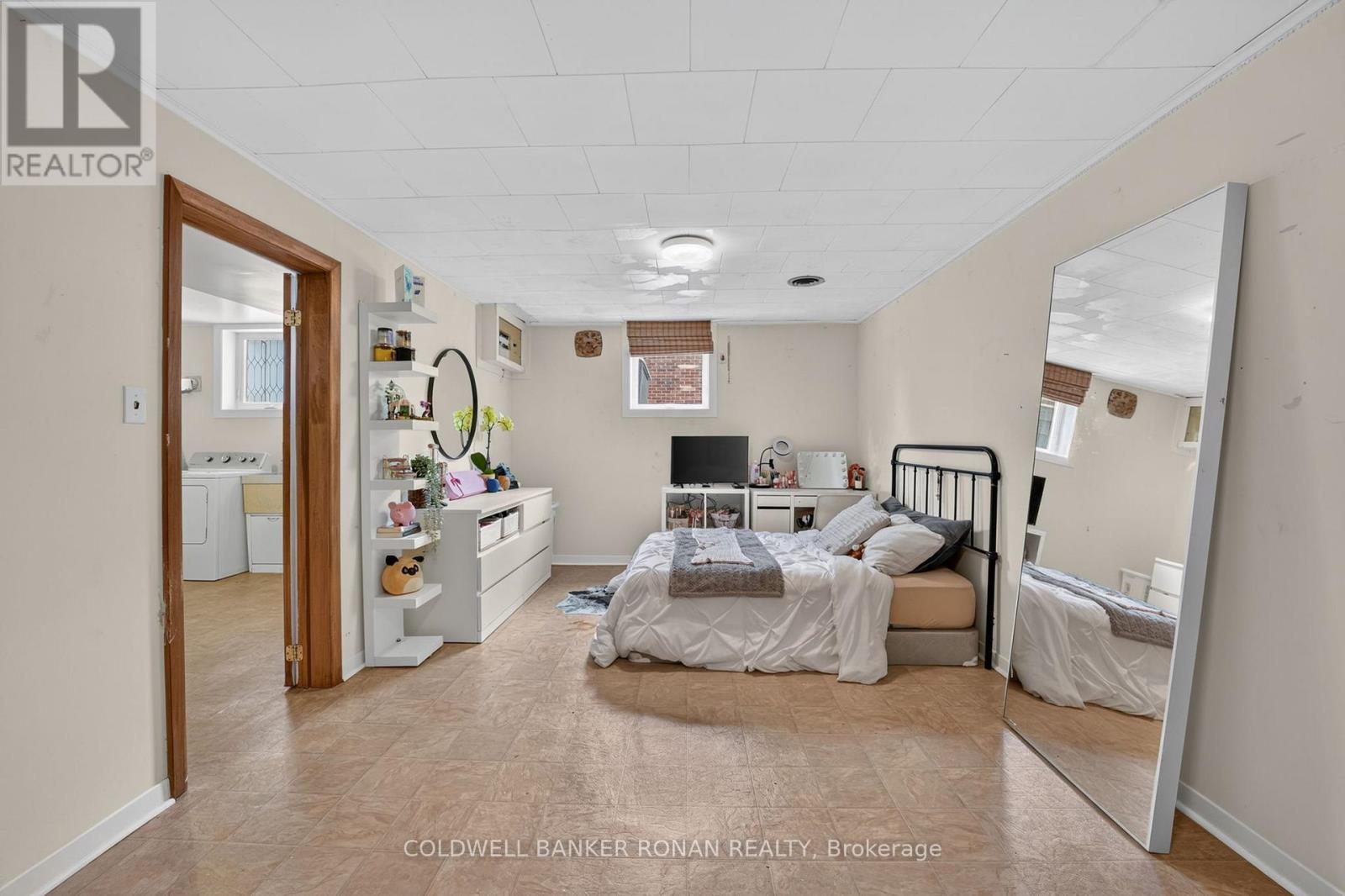 9 VINE STREET - 36