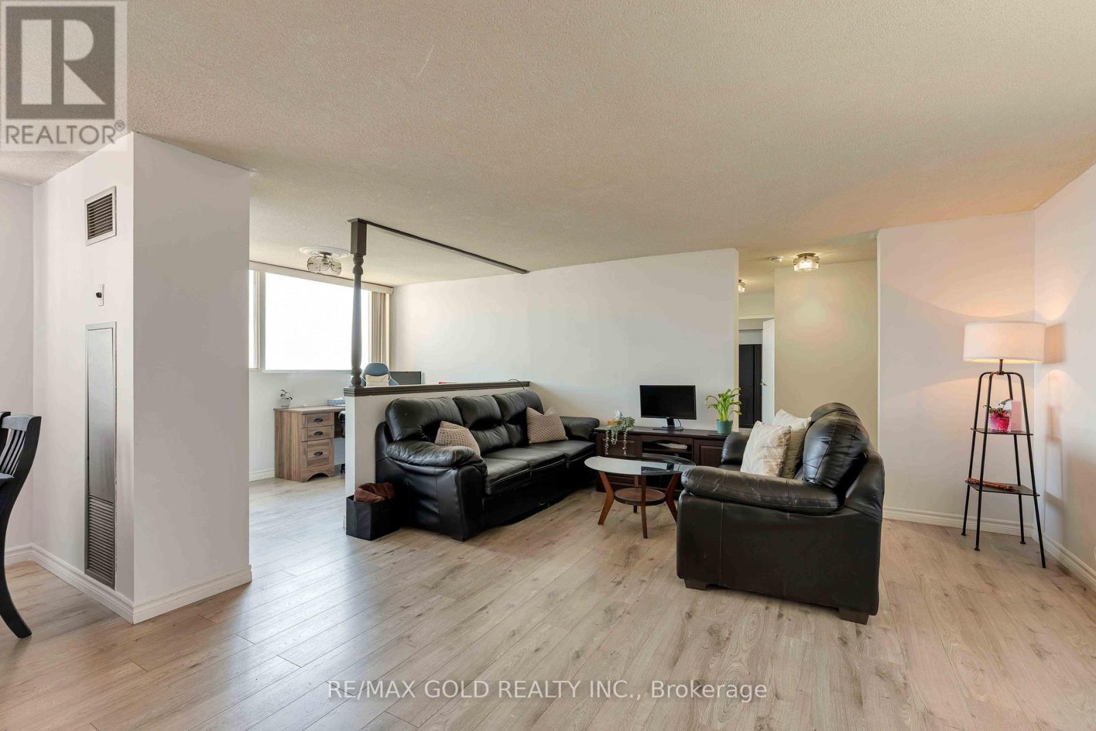 #2101 3700 KANEFF CRESCENT - 11