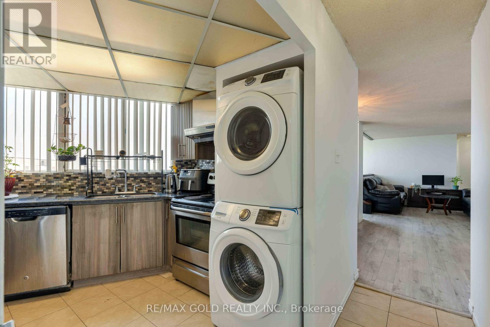#2101 3700 KANEFF CRESCENT - 21
