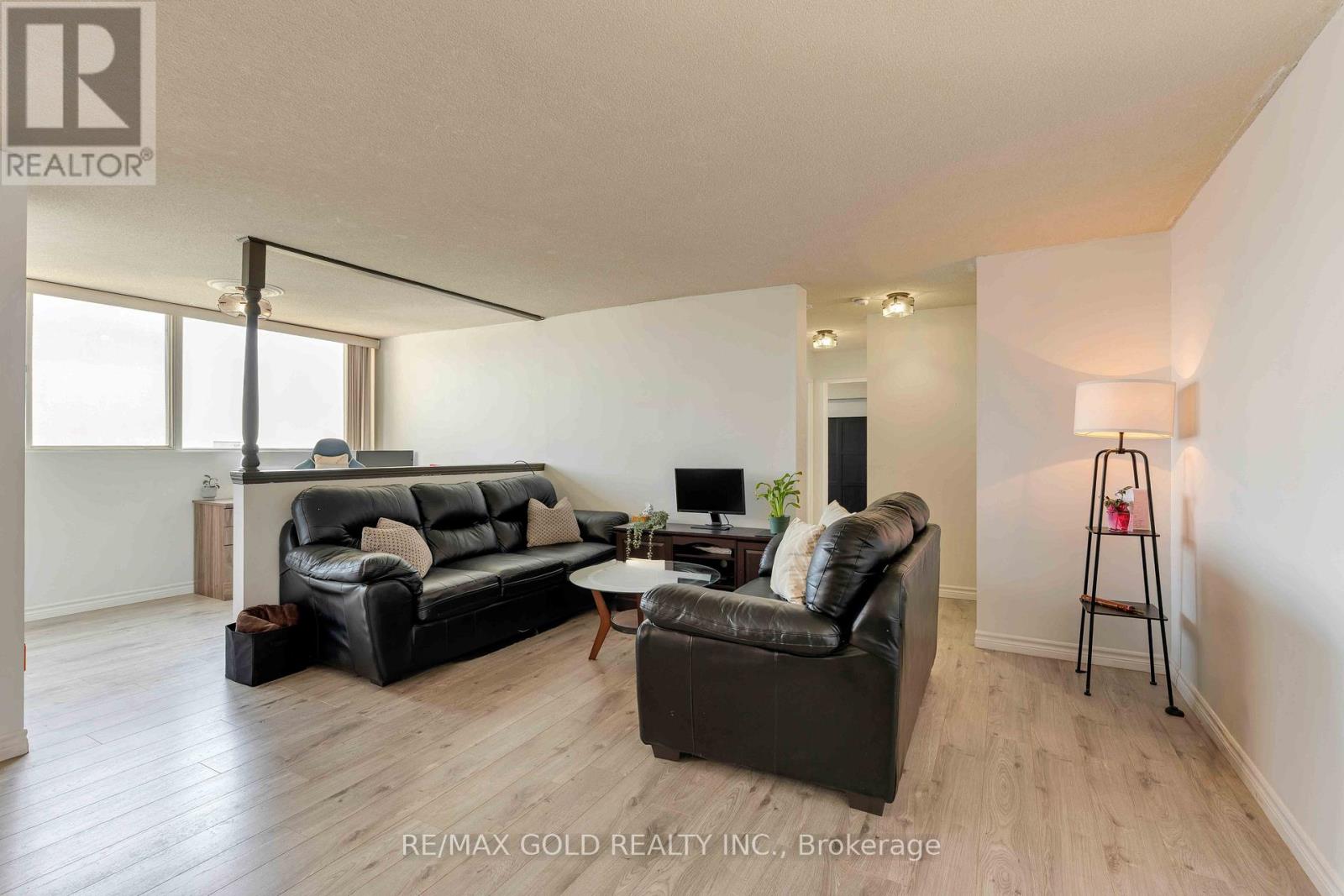 #2101 3700 KANEFF CRESCENT - 22
