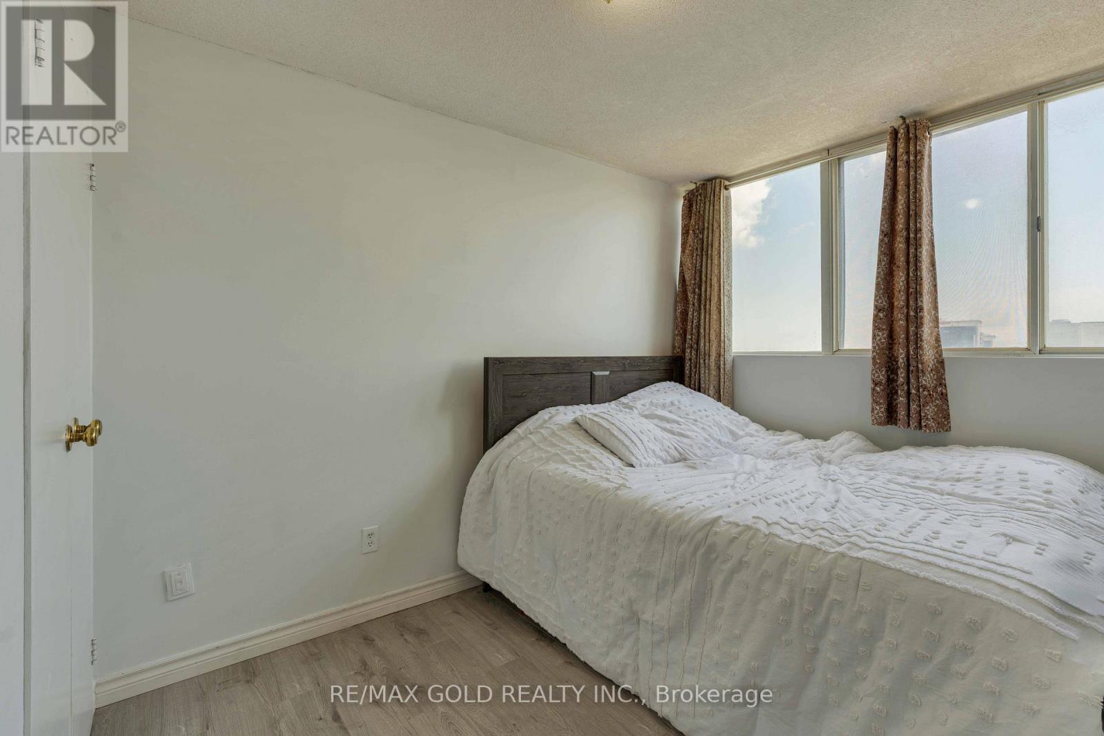 #2101 3700 KANEFF CRESCENT - 27