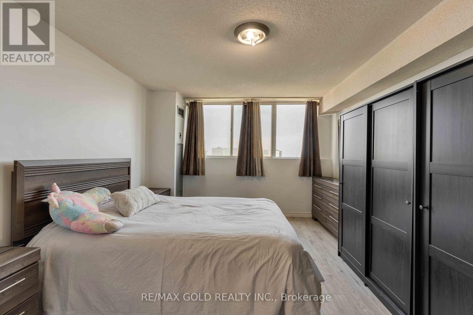 #2101 3700 KANEFF CRESCENT - 30