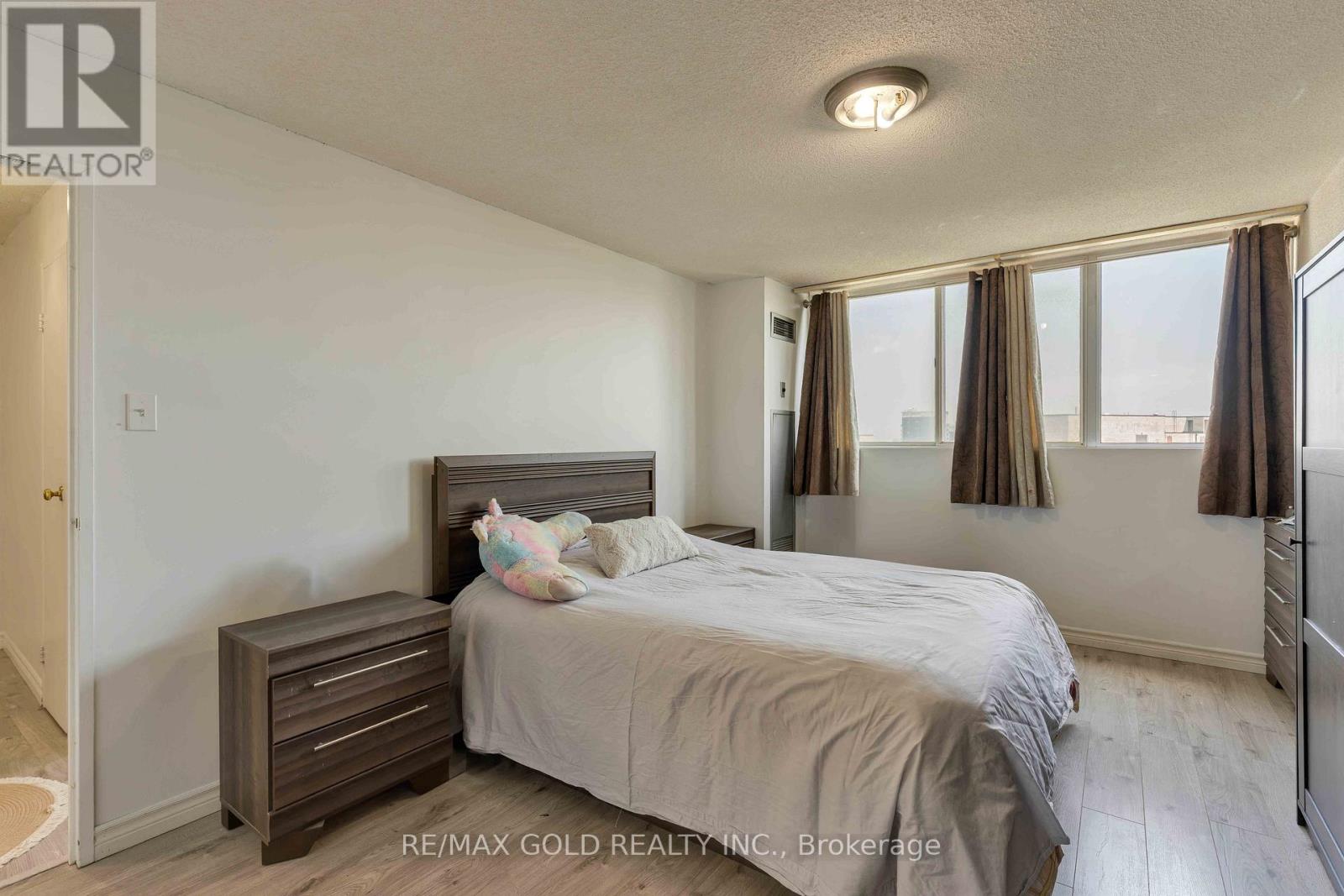 #2101 3700 KANEFF CRESCENT - 31