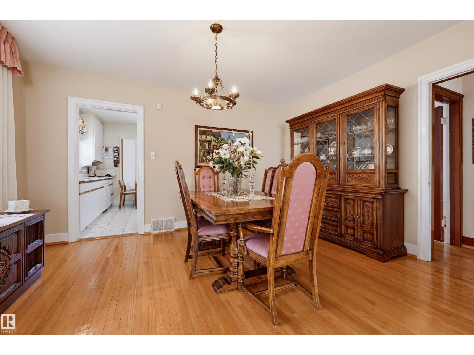 10932 88 AV NW — photo 10