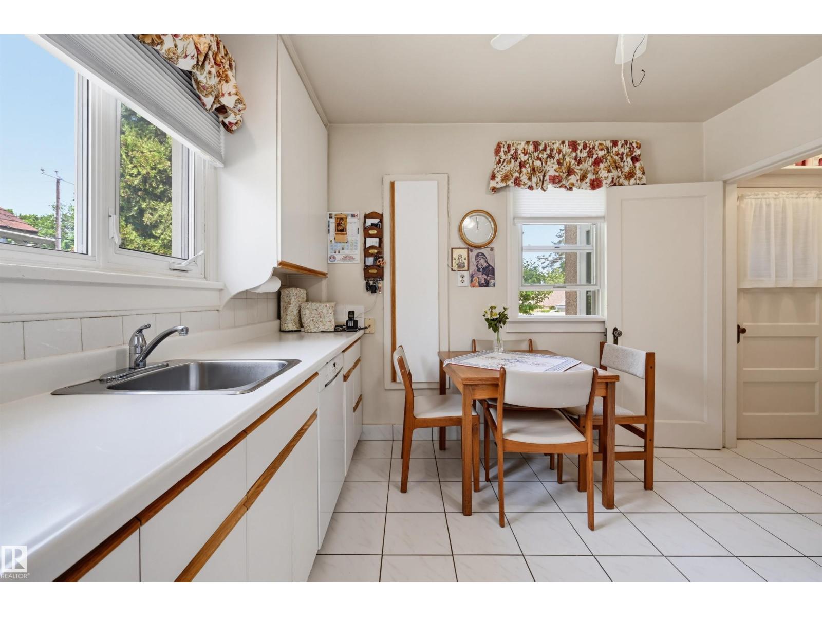 10932 88 AV NW — photo 11