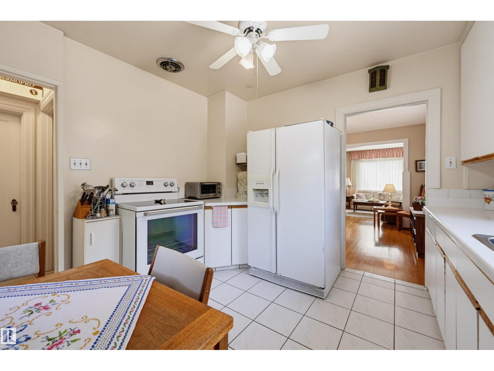 10932 88 AV NW — photo 13