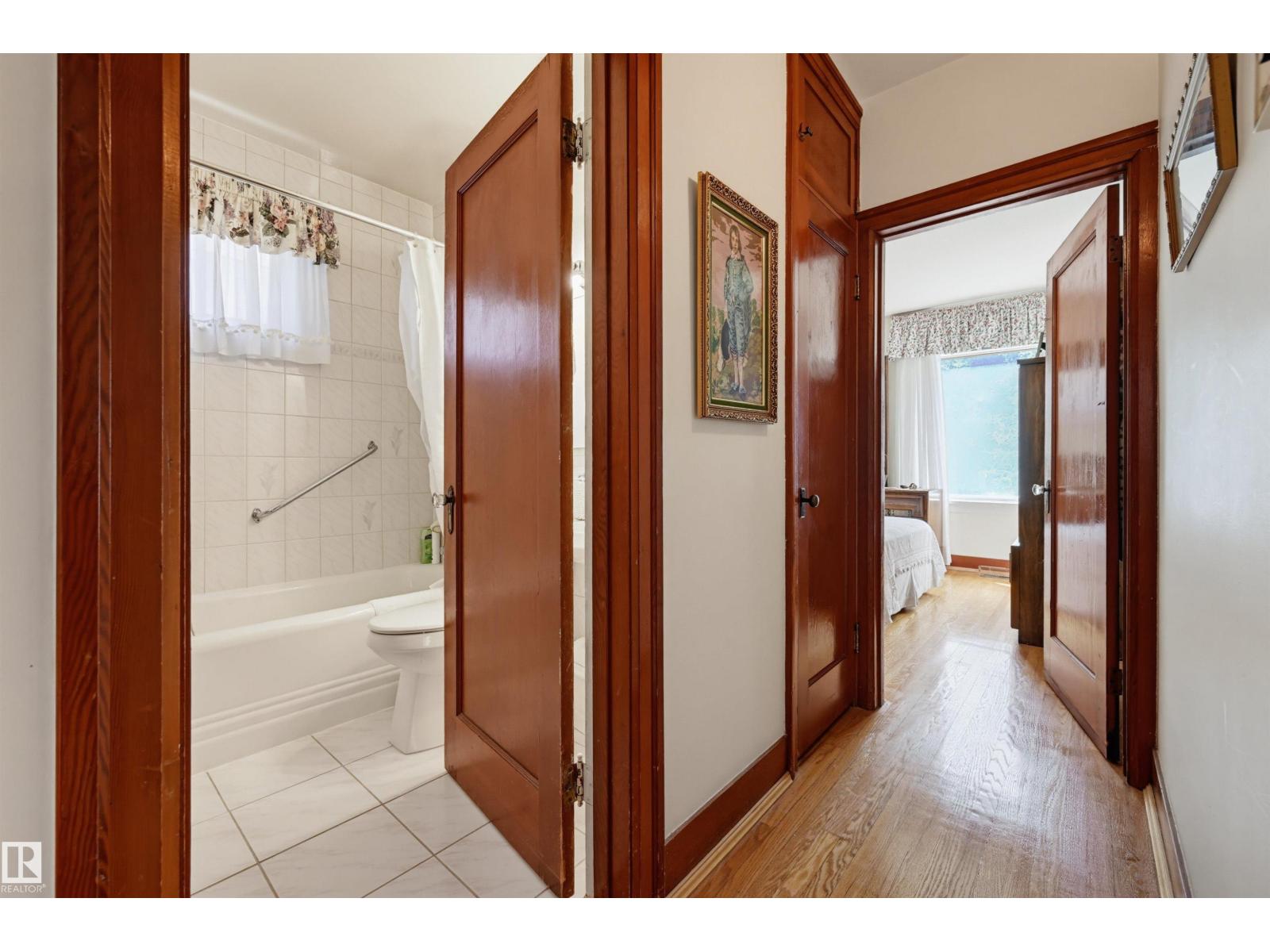 10932 88 AV NW — photo 16