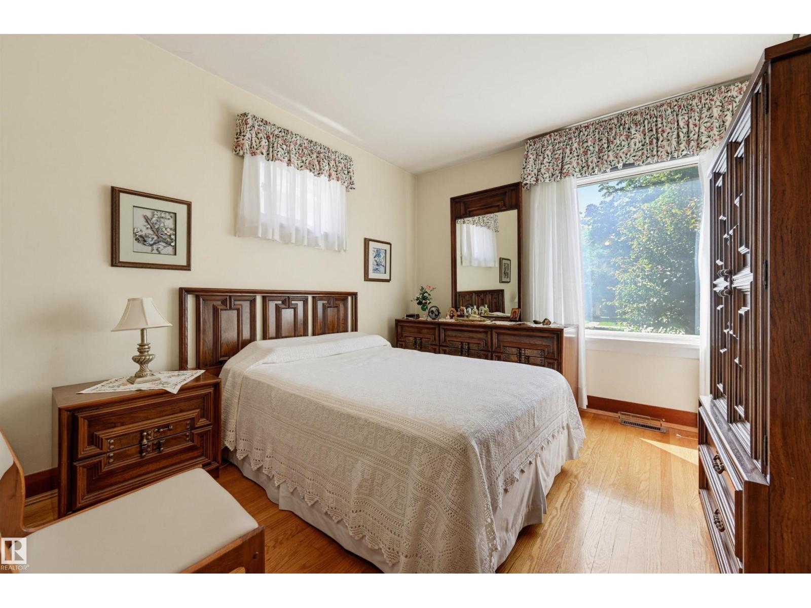 10932 88 AV NW — photo 18