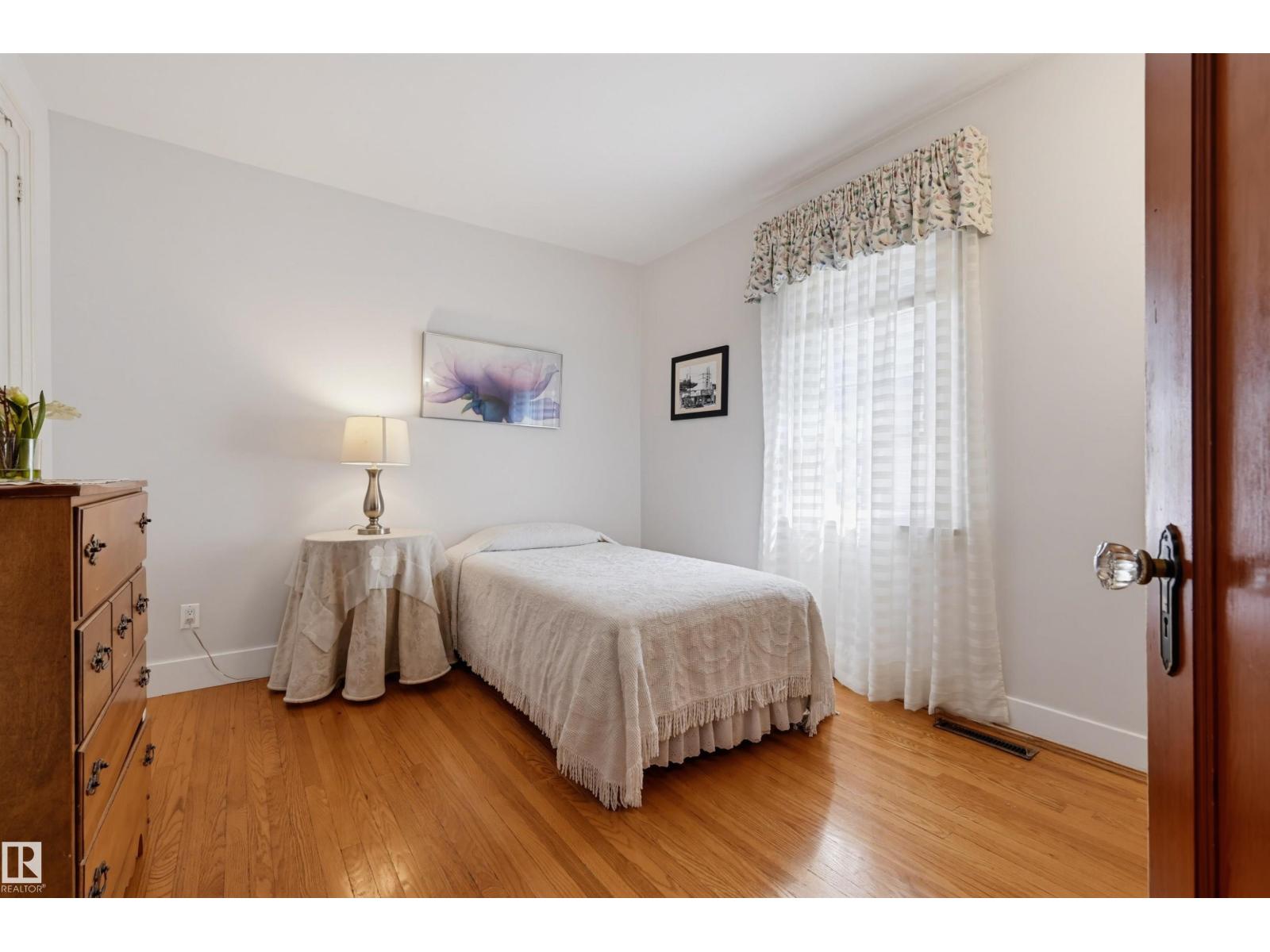 10932 88 AV NW — photo 20