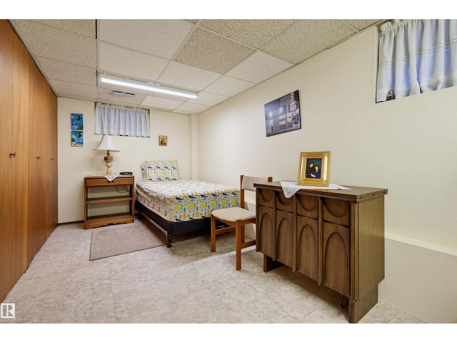 10932 88 AV NW — photo 31
