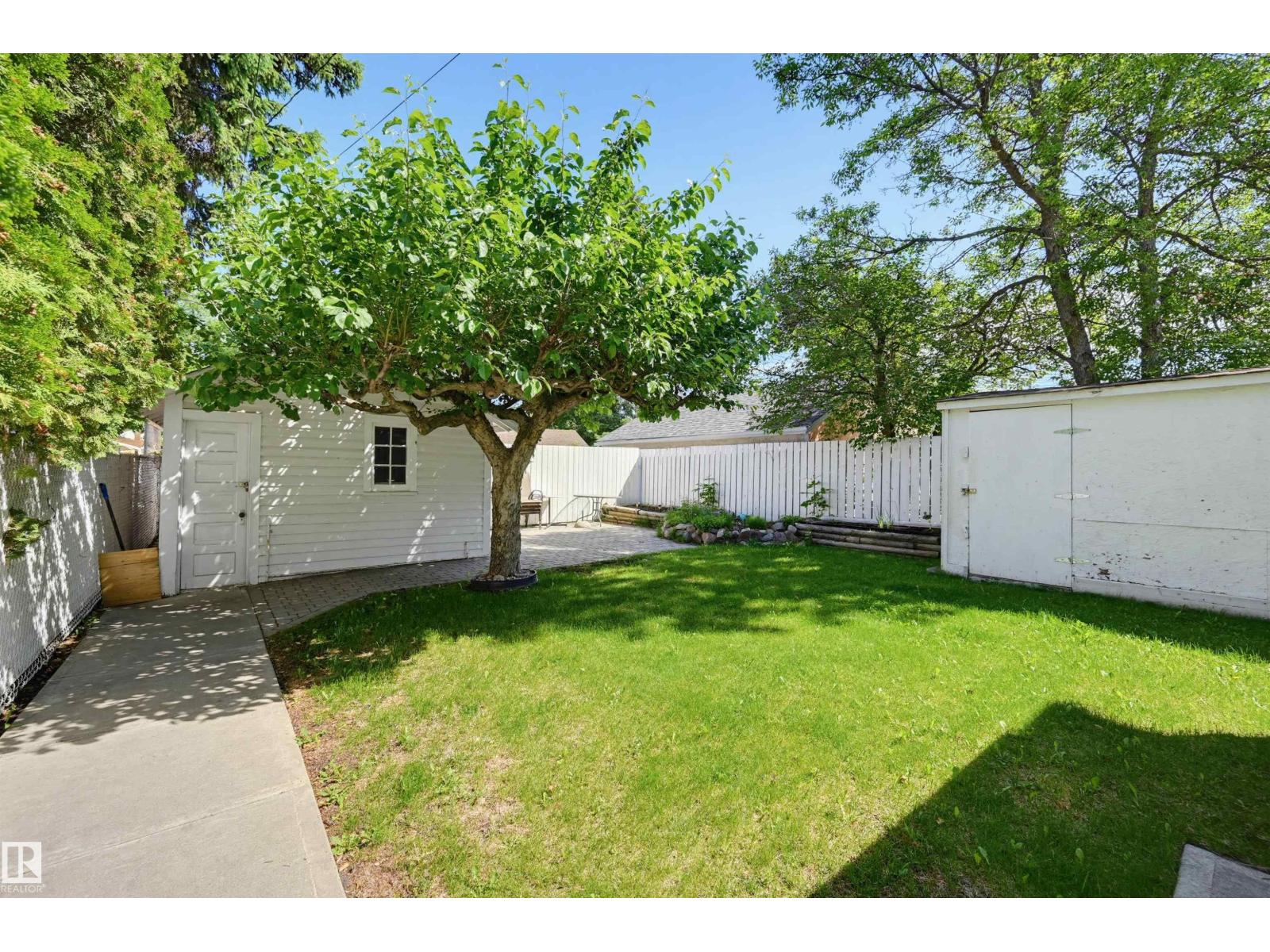 10932 88 AV NW — photo 32