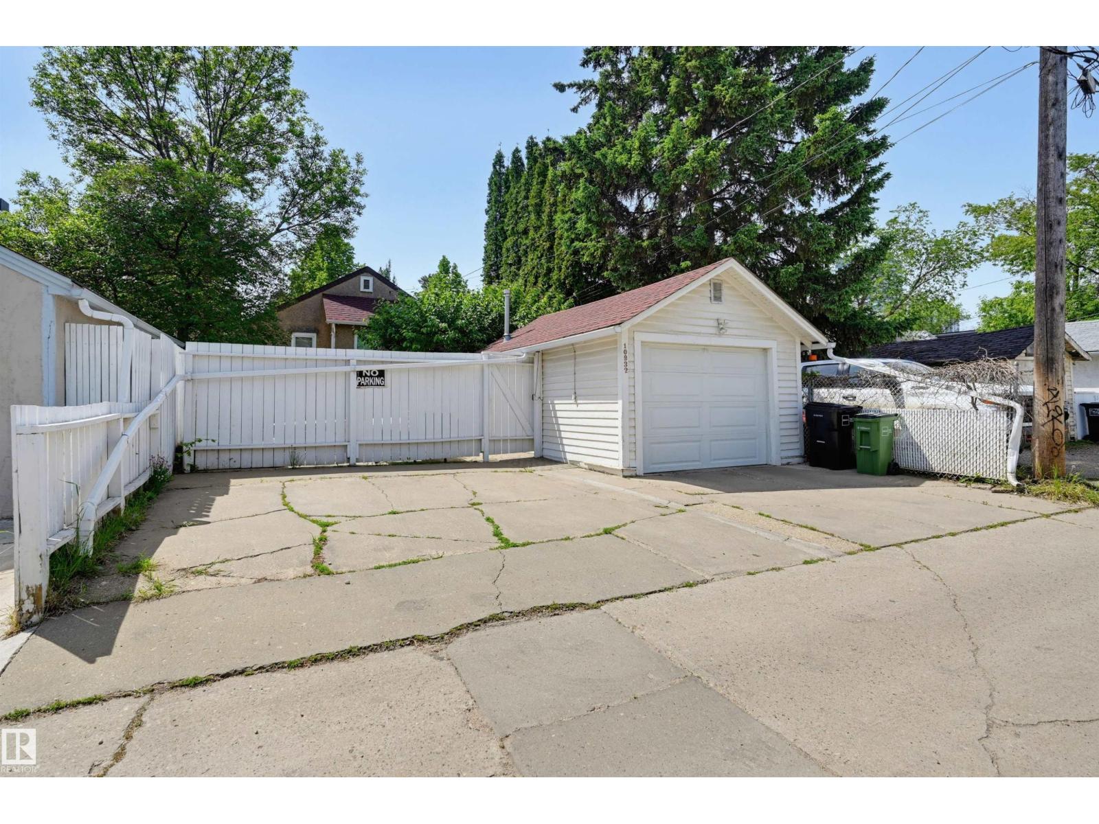 10932 88 AV NW — photo 38