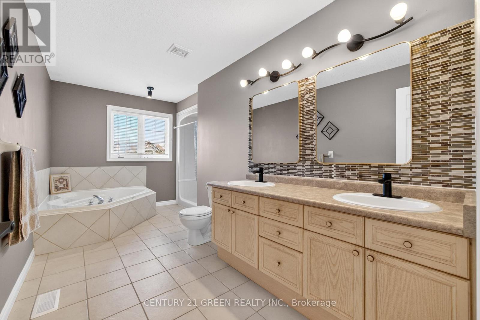 21 HAWKSWOOD DRIVE - 34
