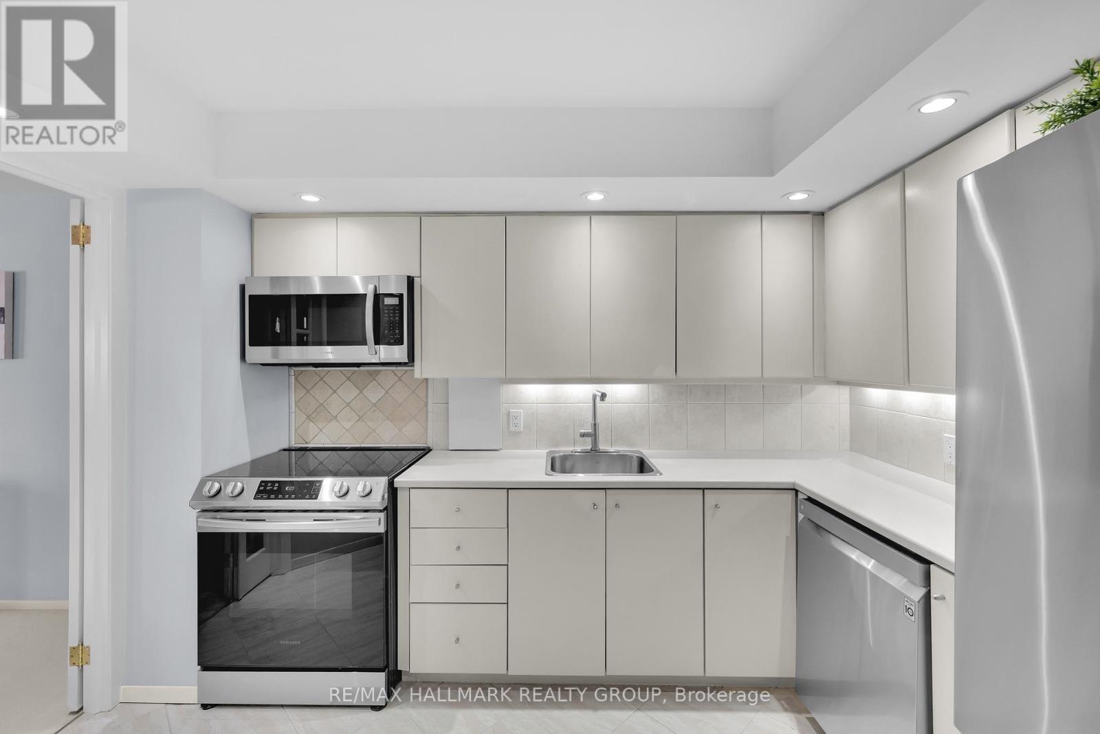 #810 151 BAY STREET - 10