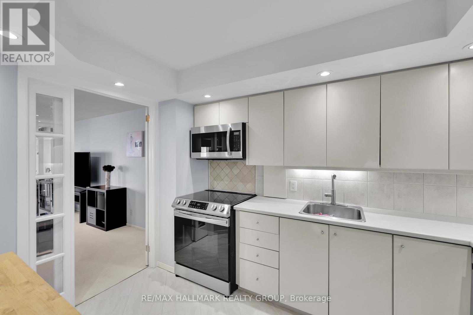 #810 151 BAY STREET - 11