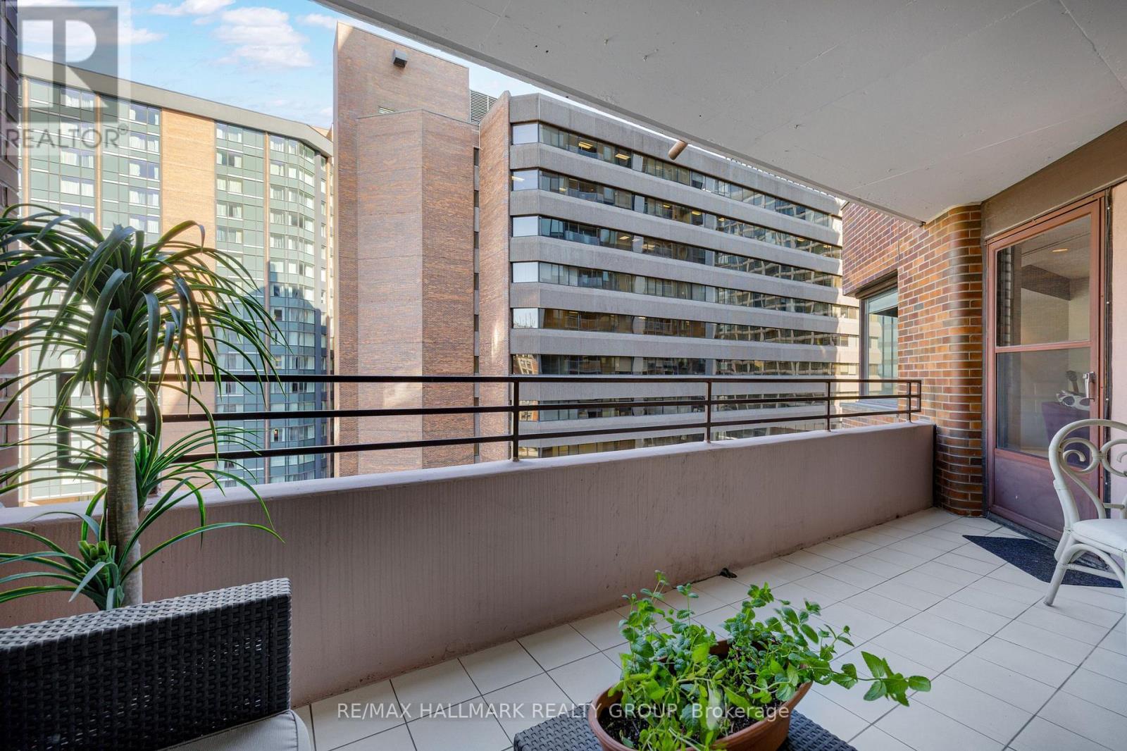 #810 151 BAY STREET - 35