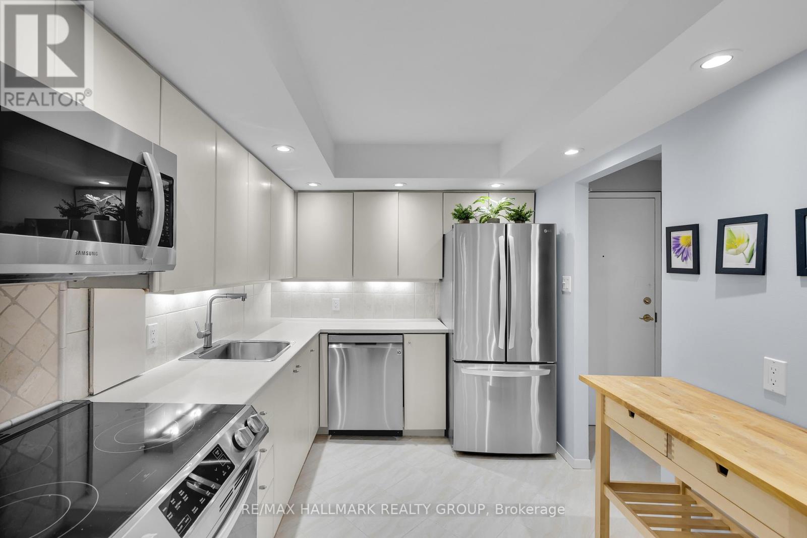 #810 151 BAY STREET - 7