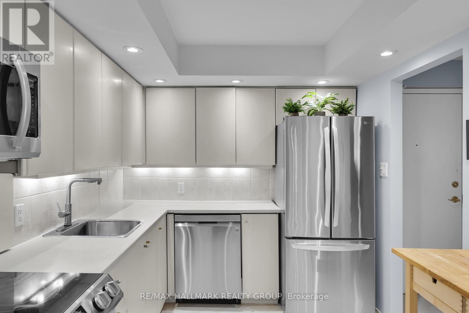 #810 151 BAY STREET - 8