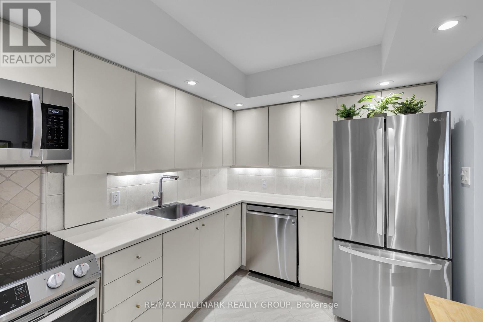 #810 151 BAY STREET - 9