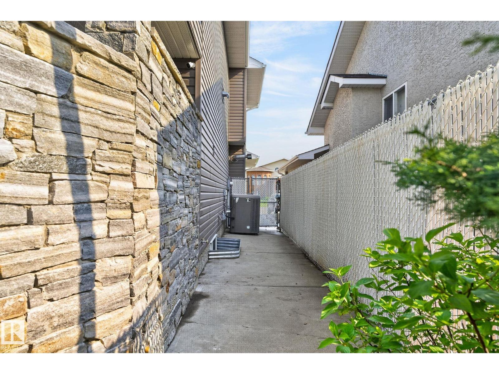 370 HOLLICK-KENYON RD NW - 16
