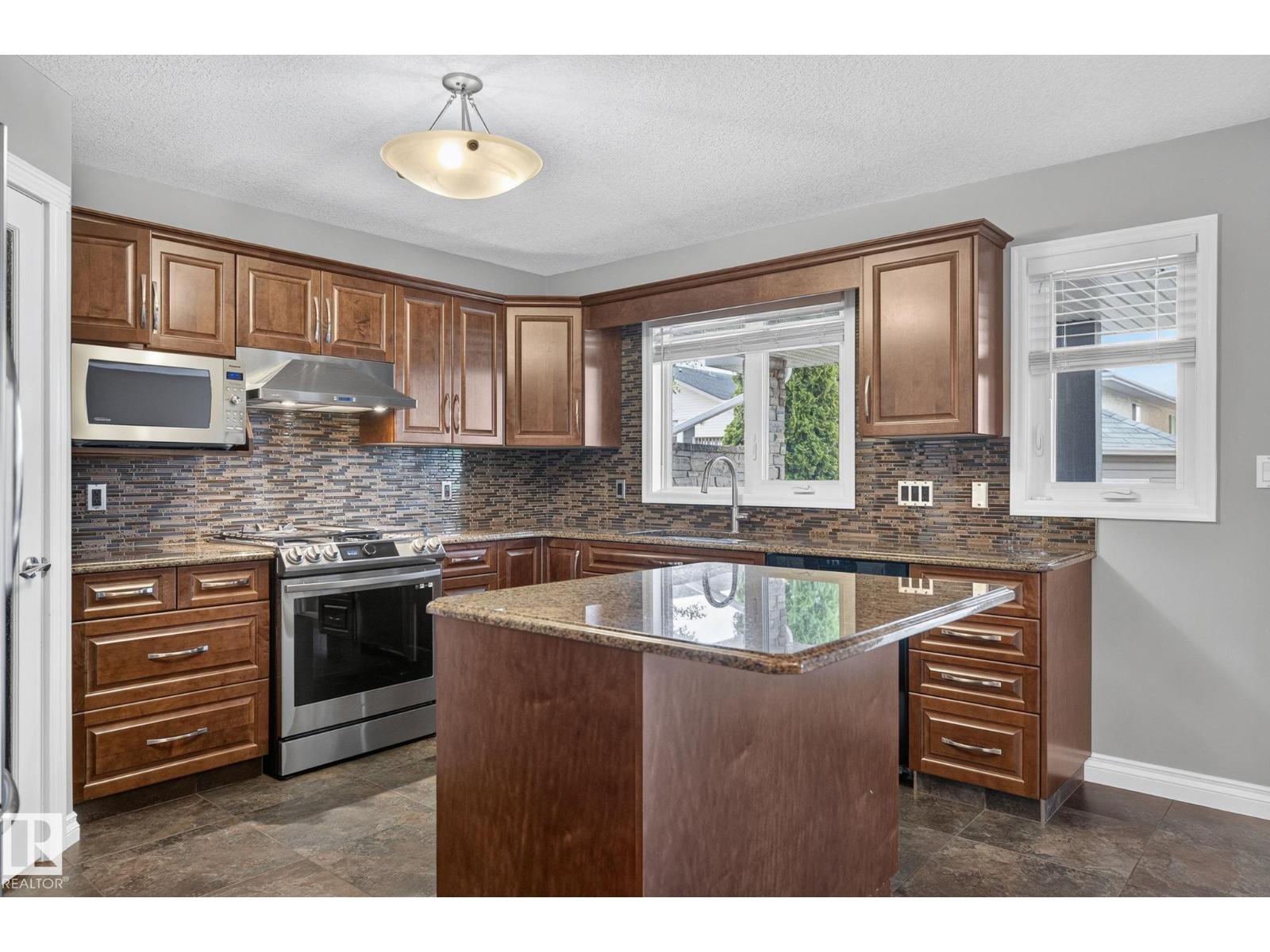 370 HOLLICK-KENYON RD NW - 32