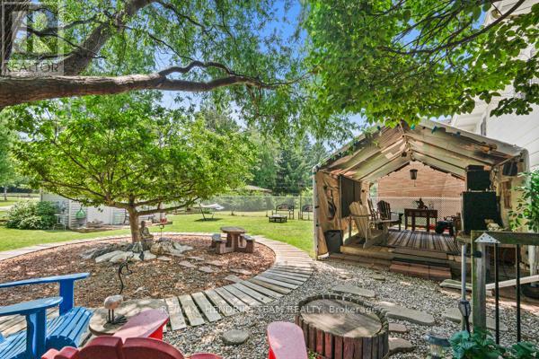 33 MEADOWBROOK CRESCENT - 33