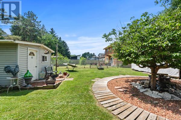 33 MEADOWBROOK CRESCENT - 40