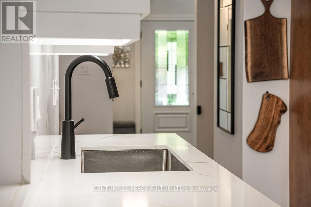 18 BOOTH CRESCENT - 17