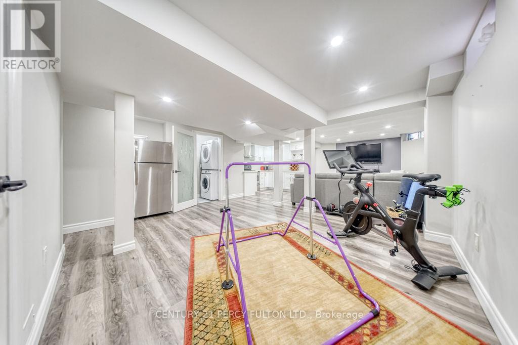 18 BOOTH CRESCENT - 34
