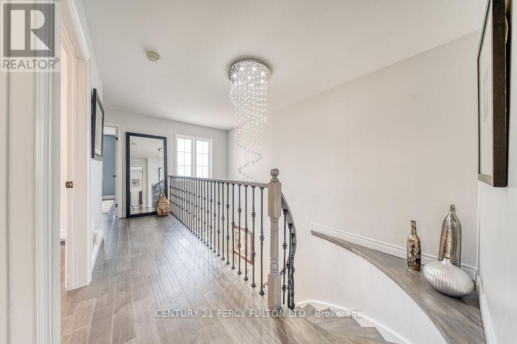 18 BOOTH CRESCENT - 22