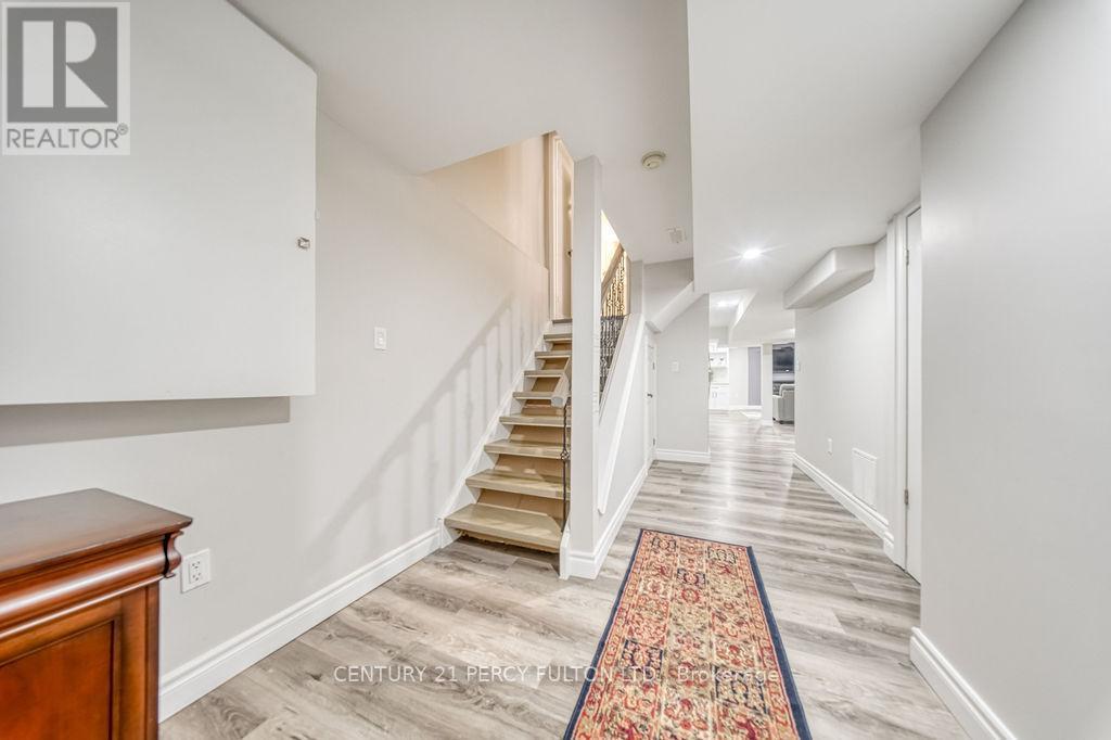 18 BOOTH CRESCENT - 31