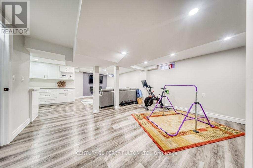 18 BOOTH CRESCENT - 32