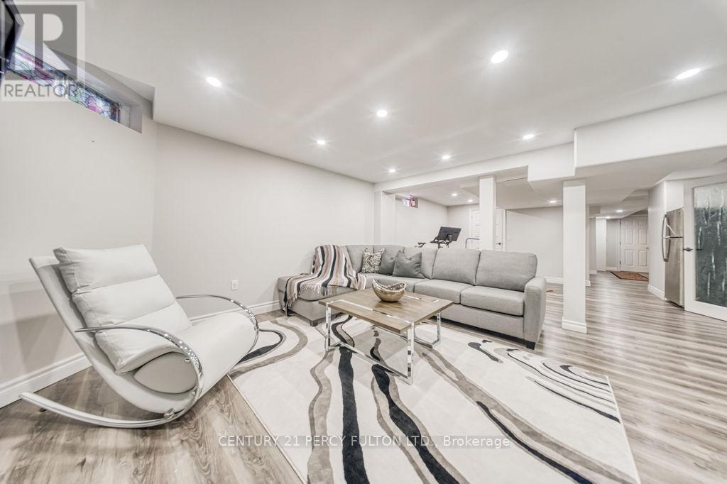 18 BOOTH CRESCENT - 36