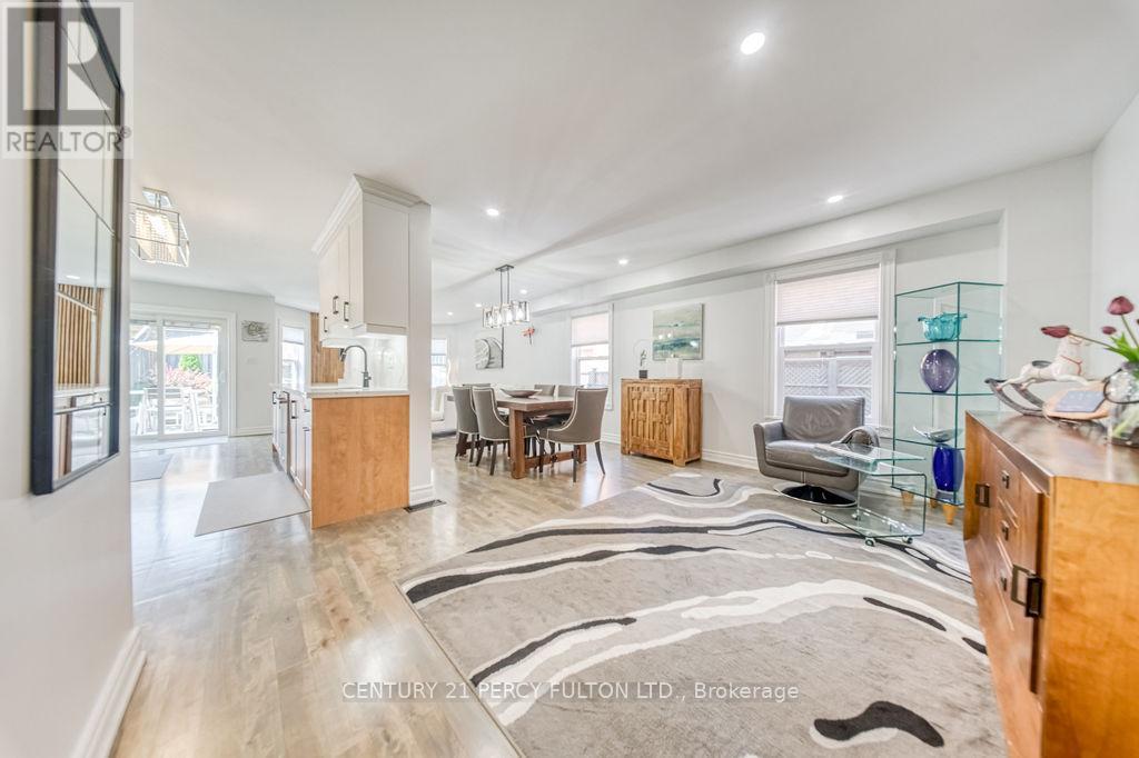 18 BOOTH CRESCENT - 8