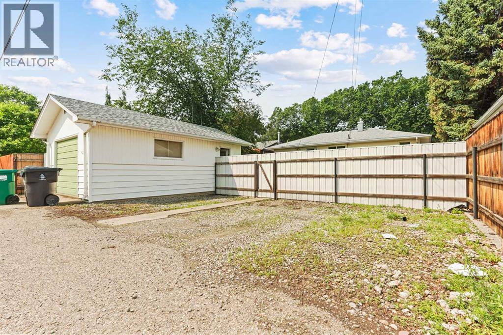 421 24 Street S — photo 33